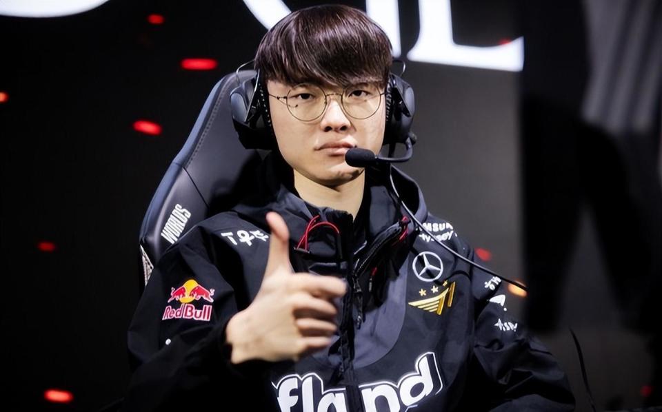 拿下强敌WBG后，BLG众人聚餐吃日料：绿毛在场，主教练Tabe比心