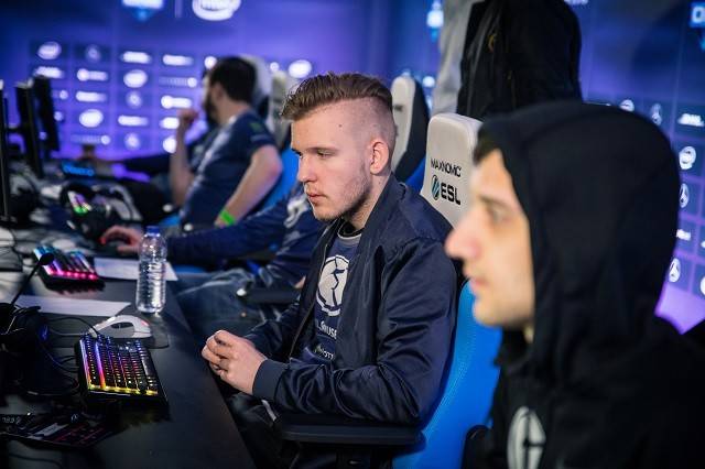 Kingen Alola尽力抓住Ertahan！双C支持 Hanwha Life Esports ，在第一场比赛中拒绝翻盘并击败 Nongshim RedForce 。